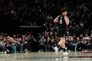 开云体育下载-上来跑两圈有氧~杨瀚森最后时刻出战1分52秒无数据进账 正负值+1