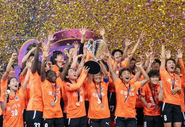 （体育）（10）足球——女足亚冠：武汉车谷江大队夺冠XxjpseC007028_20250525_PEPFN0A001.jpg